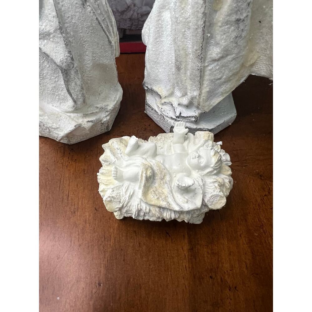 White glittery 3 piece Nativity Scene - Picture 8 of 10